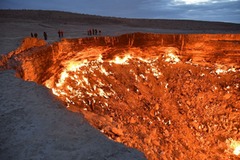 トルクメニスタンの神秘「地獄の門」、燃え続ける炎は消えるのか